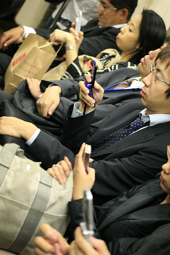 japan-metro-cell-phones.jpg