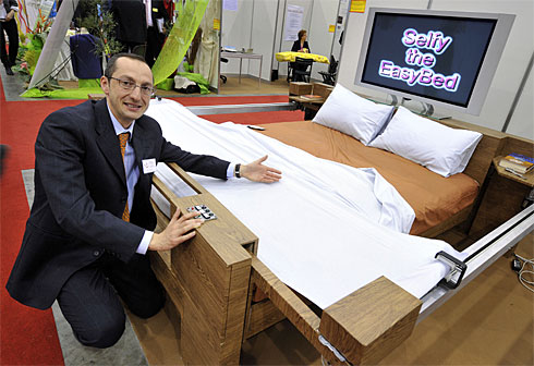 اختراع أول سرير "يعد نفسه" في العالم للكسالى و من يعانون من آلام الظهر 3