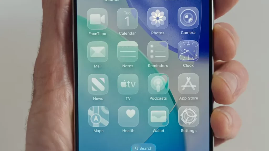 تحديث iOS 26.1 يُتيح لك جعل واجهة Liquid Glass أكثر ضبابية