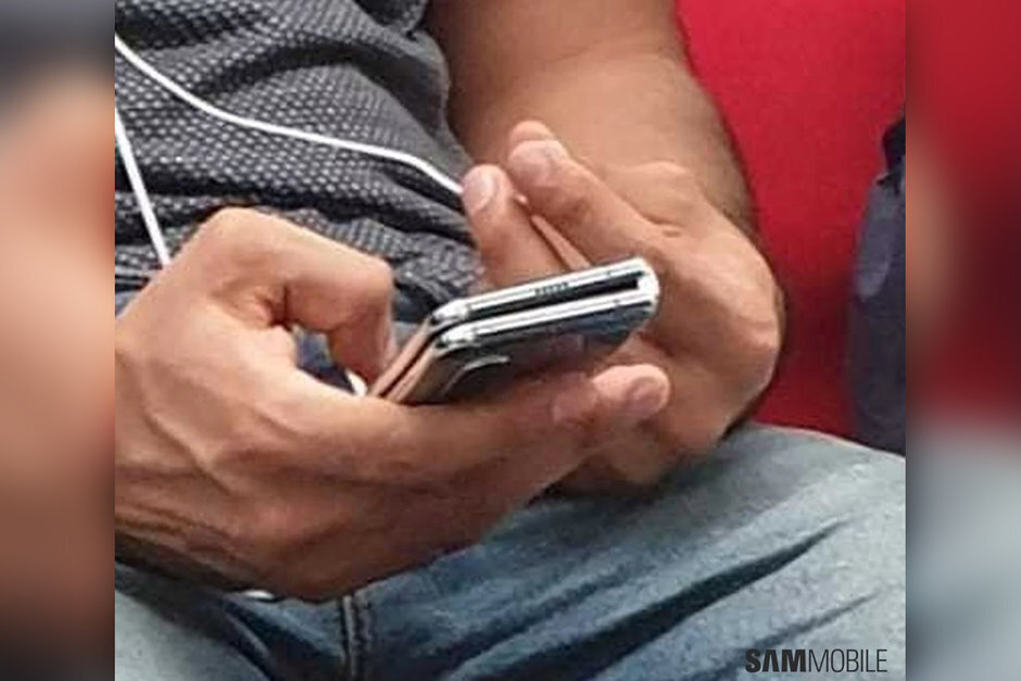 هل فشل مشروع هاتف سامسونج القابل للطي ؟ سامسونج تقول انه لايوجد موعد في الافق لاعادة اطلاق مبيعات الهاتف 12 هل فشل مشروع هاتف سامسونج القابل للطي ؟ سامسونج تقول انه لايوجد موعد في الافق لاعادة اطلاق مبيعات الهاتف 1
