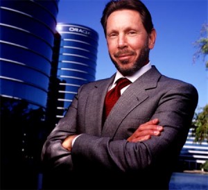 لاري إيليسون أحد مؤسسي أوراكل والرئيس التنفيذي لها، وخلفه مبنى أوراكل لاري إيليسون أحد مؤسسي أوراكل والرئيس التنفيذي لها، وخلفه مبنى أوراكل