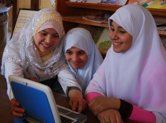 أطفال المدارس في محافظات جنوب مصر يحصلون على حاسبات Classmate مقدمة من إنتل و منظمة "كير" 4