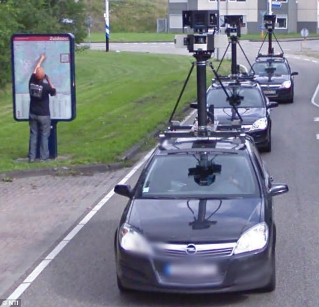 أول صور تنشر لسيارات جوجل المستخدمه في ستريت فيو