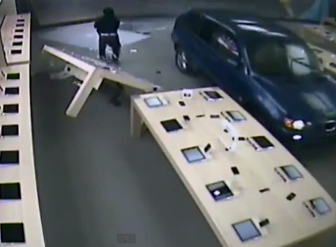 فيديو : اقتحام وسرقة متجر أبل بسيارة BMW 1