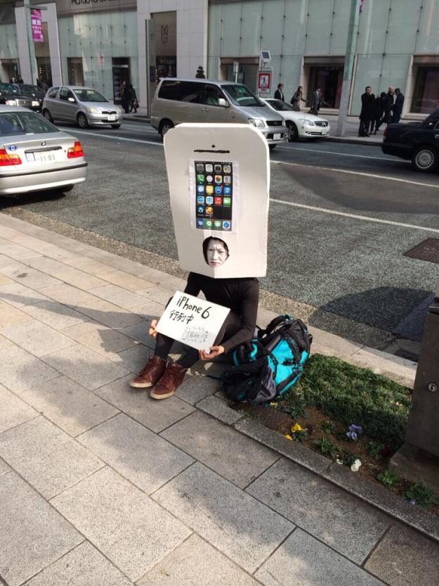 someone lined up to buy the iPhone 6