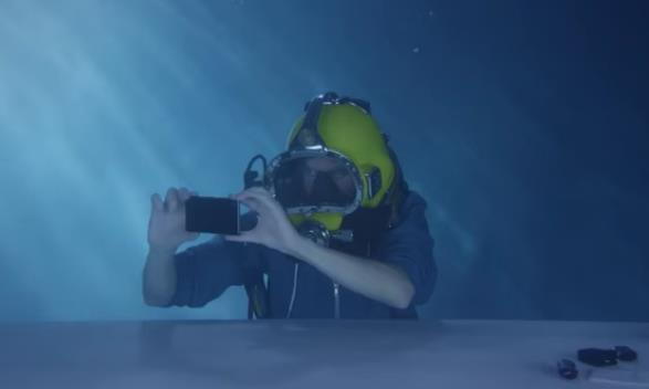 أول فيديو فتح صندوق لهاتف سوني اكسبيريا Z3 .. تحت الماء 5