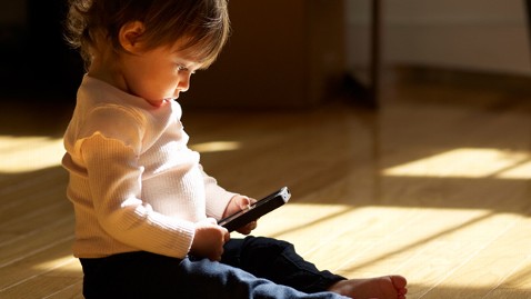أكثر من 33٪ من الأطفال دون العام الواحد استخدموا هاتف ذكي أو تابلت 7