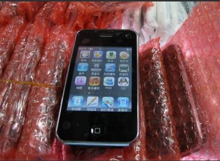السلطات الصينية تداهم مصنع ينتج هواتف أيفون مقلدة 7