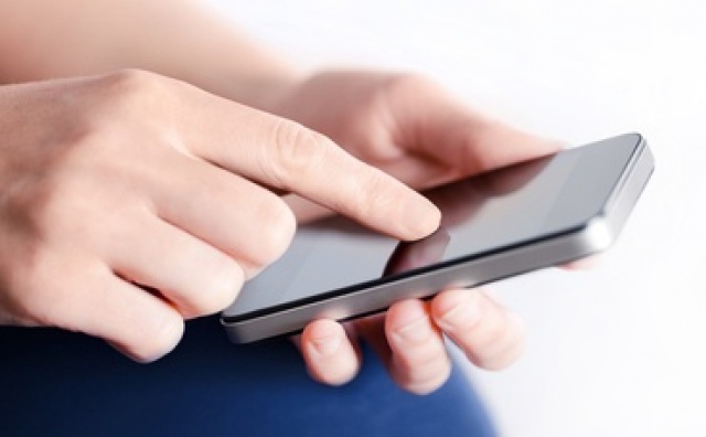 الغرامة والترحيل عقوبة انتهاك خصوصية هاتف الزوج في الامارات