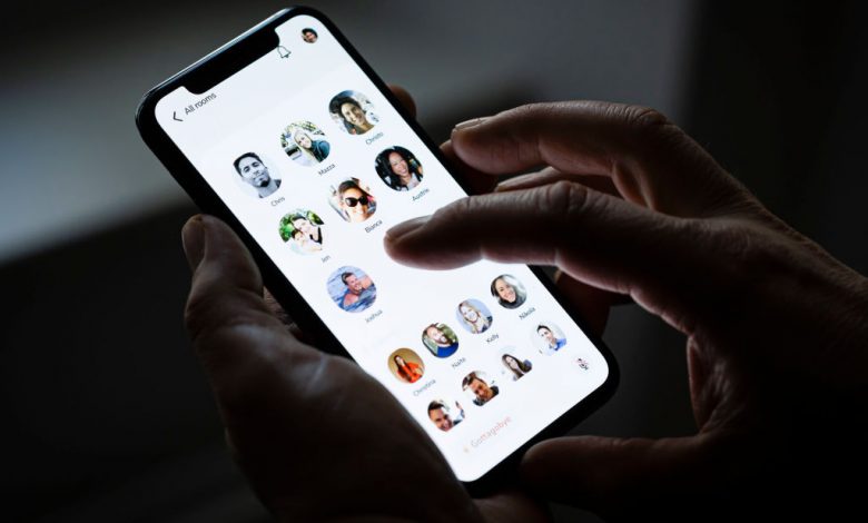 Clubhouse تطرح ميزة التسميات التوضيحية لنسخة iOS