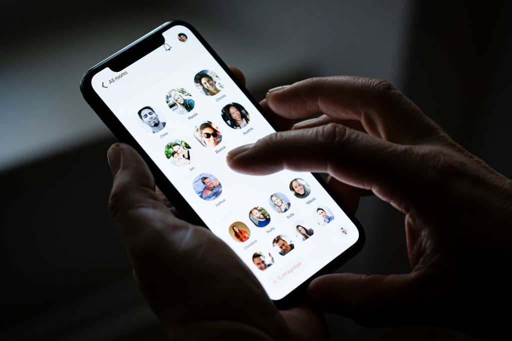 Clubhouse تطرح ميزة التسميات التوضيحية لنسخة iOS