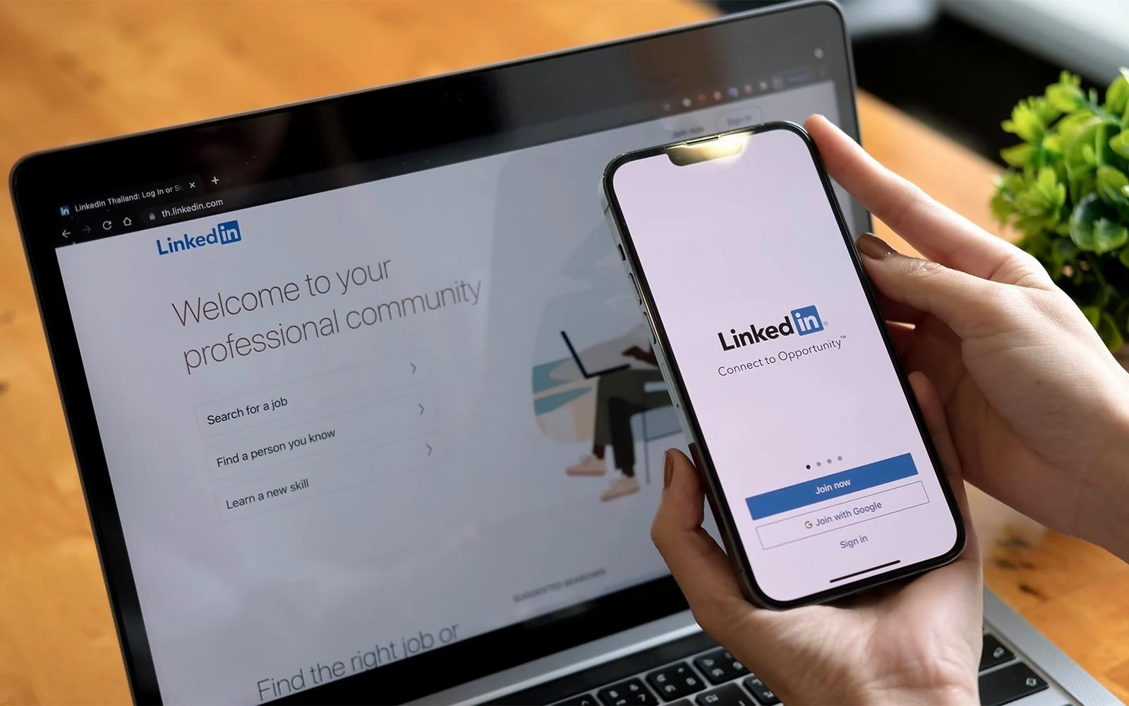LinkedIn يشرح كيف يحارب AI Slop بدقة تصل إلى 94%