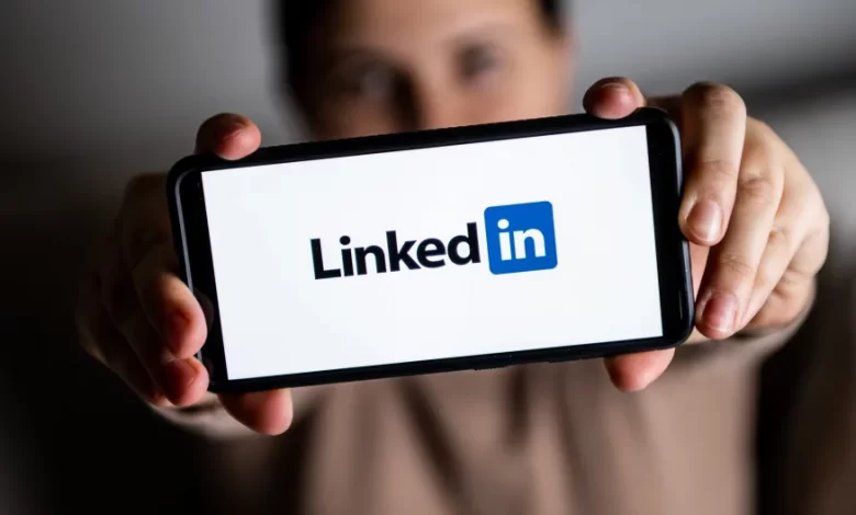 LinkedIn تختبر مزايا الذكاء الاصطناعي في كتابة ملفات تعريف الوظائف