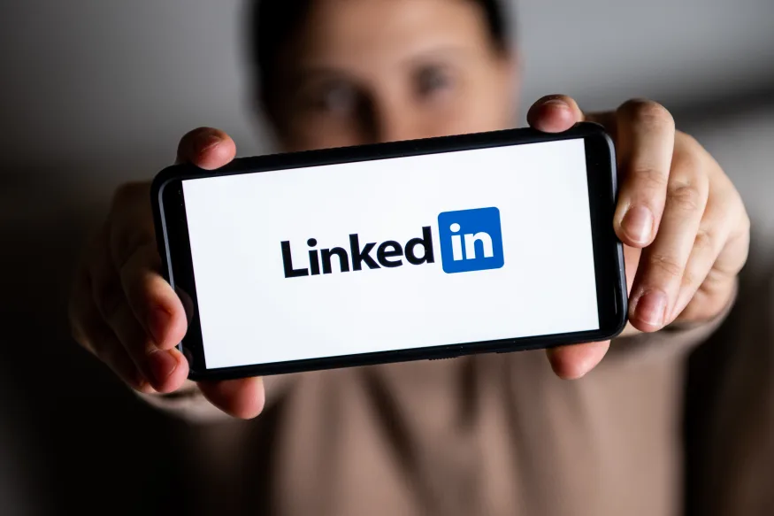 LinkedIn تختبر مزايا الذكاء الاصطناعي في كتابة ملفات تعريف الوظائف