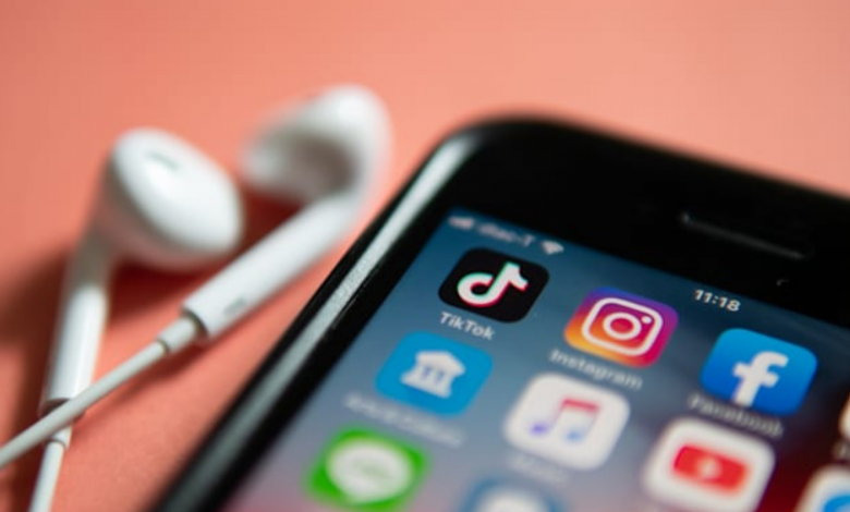 TikTok في مرمى نيران جماعات حماية الطفولة
