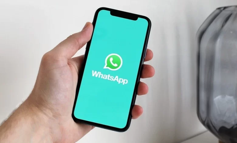 WhatsApp يختبر مشاركة (الحالة) على فيس بوك بشكل مباشر