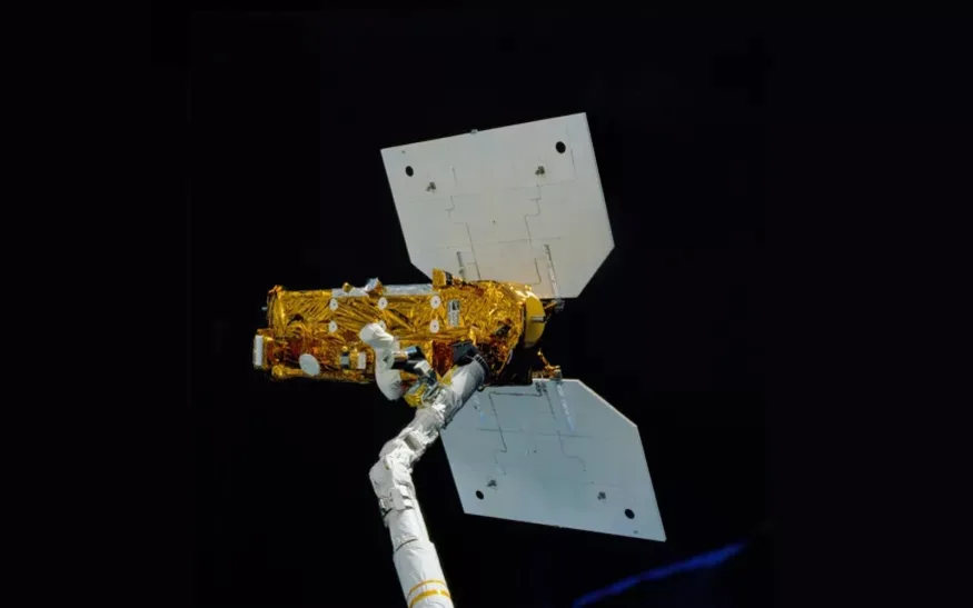 القمر الصناعي ERBS من ناسا يعود الى الارض في صورة حطام بعد 38 عام في الفضاء