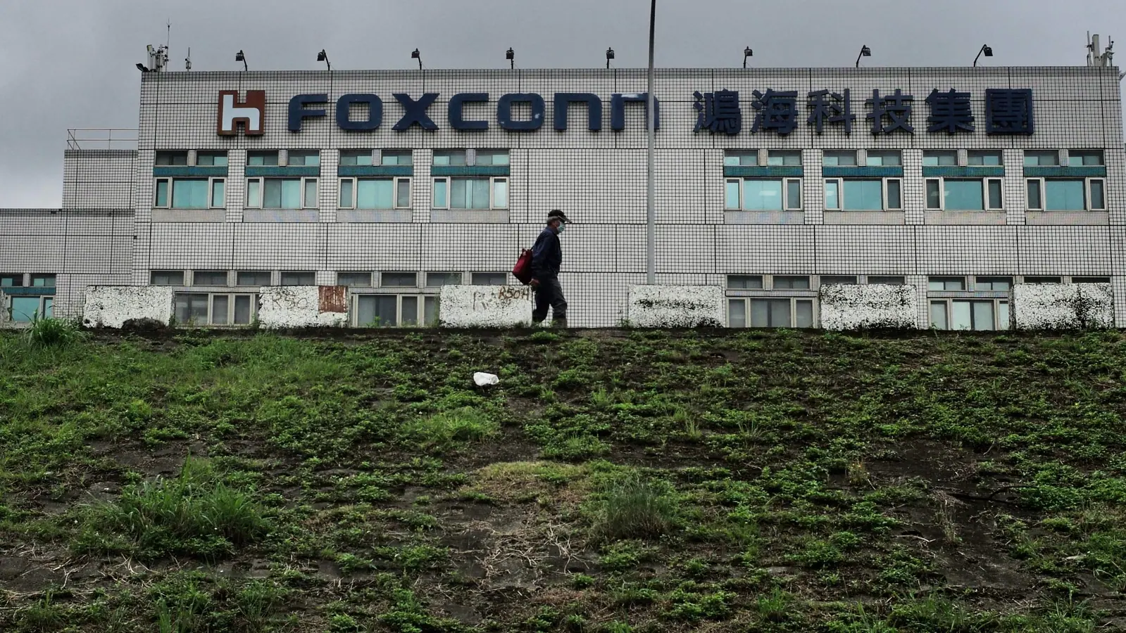 شركة Foxconn تواجه غضب عمالي قد يفقد آبل انتاج 30% من هواتف الآيفون 1
