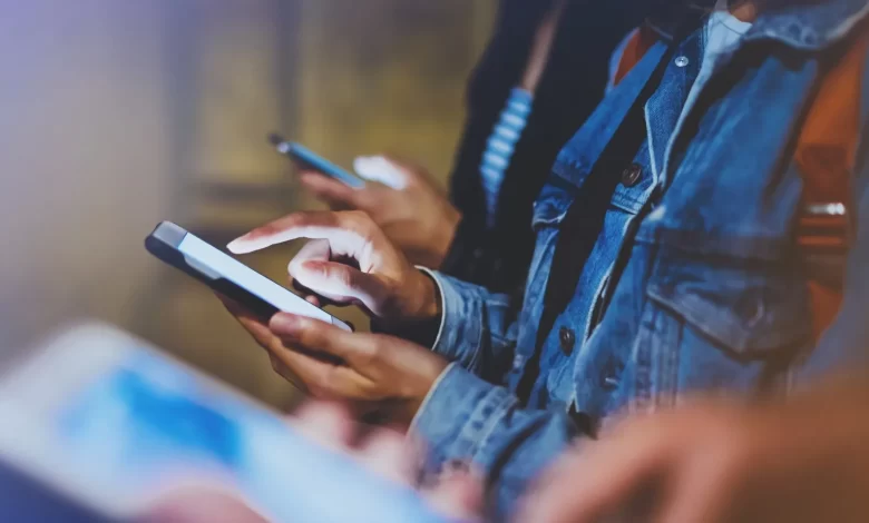 تطبيق واتساب يتيح التواصل مع مستخدمي تطبيقات مراسلة أخرى