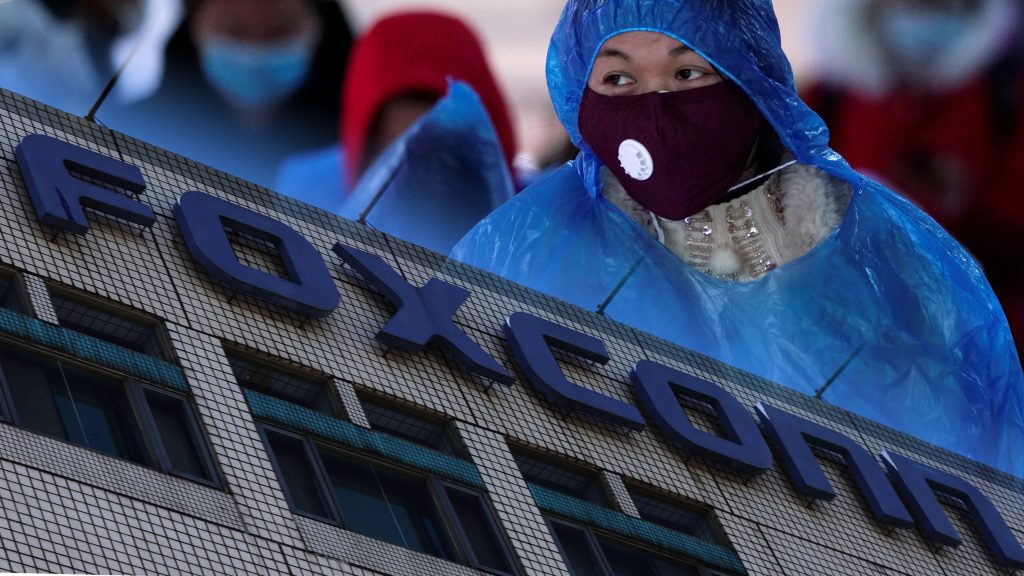 تقرير : استمرار اغلاق مصانع فوكسكون في الصين يهدد مبيعات الايفون
