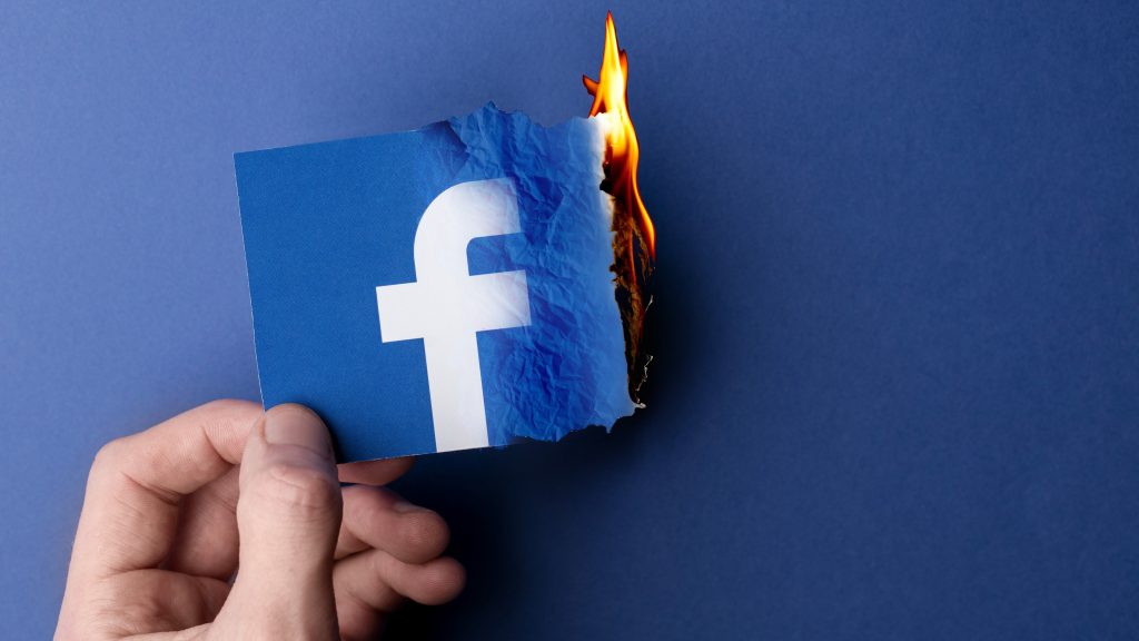 توقف عالمي لتطبيقات الفيس بوك لمدة ساعتين