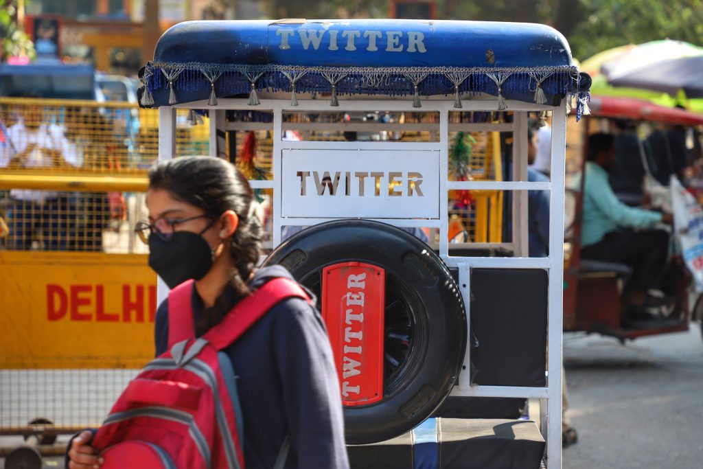 حكومة الهند تطالب بسحب حصانة تويتر وغموض في موقف التطبيق