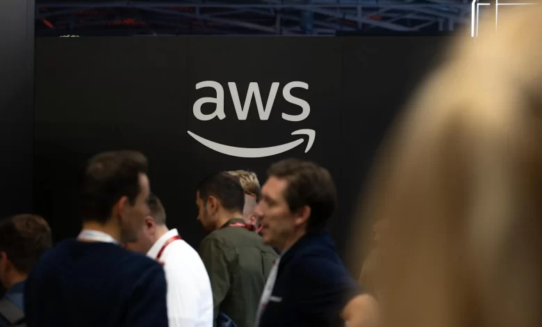 سبب توقف خدمات Amazon Web Services