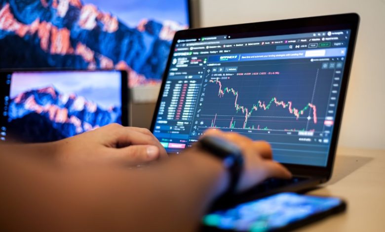 كيفية اختيار منصة تداول والوصول إلى الأسواق العالمية بأمان