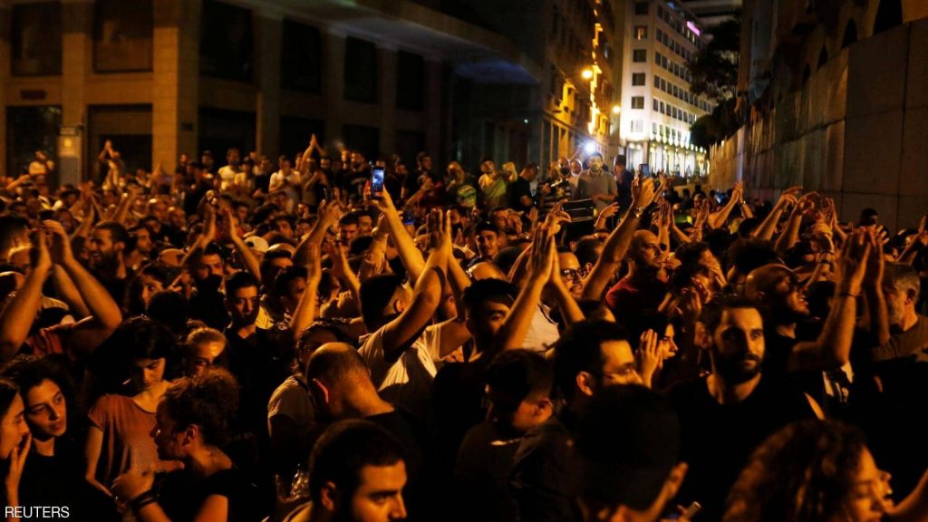 مظاهرات في لبنان بسبب فرض ضريبة على مكالمات تطبيق (واتس آب)