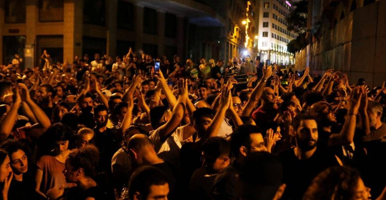مظاهرات في لبنان بسبب فرض ضريبة على مكالمات تطبيق (واتس آب)