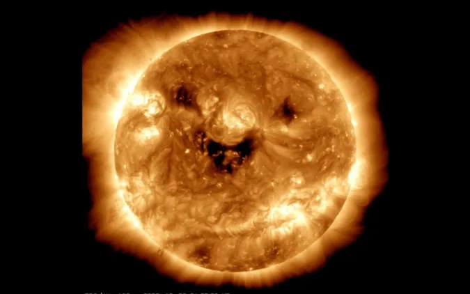 ناسا تنشر صورة للشمس وهي (تبتسم)